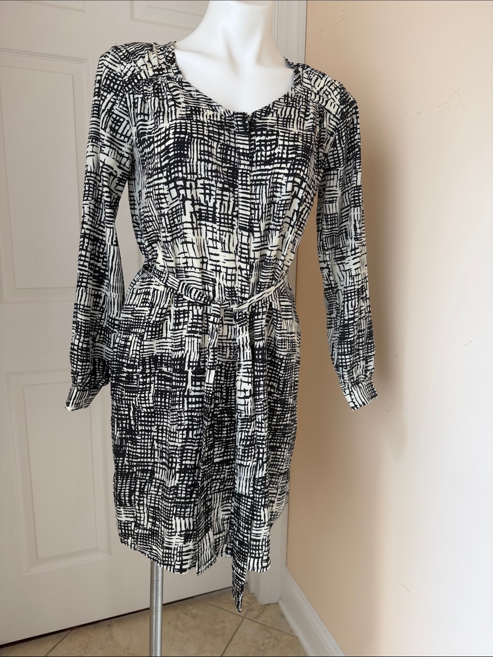 Bar III Black & White Printed Long Sleeve Shift Dress